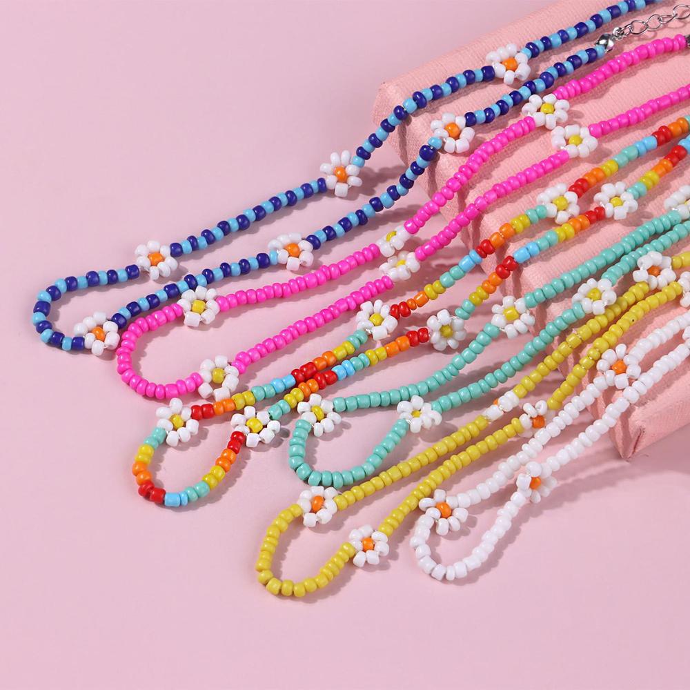 90s Beaded Flower Necklace